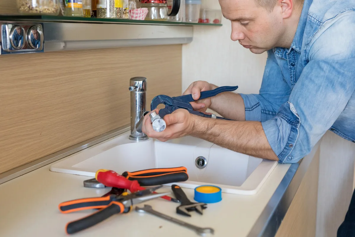 Plombier professionnel en dépannage — YB Plomberie, Champagne-sur-Seine (77)